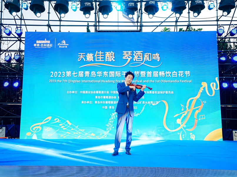 8月14日，2023第七屆青島華東國際干白節(jié)暨首屆暢飲白花節(jié)活動(dòng)在華東百利酒莊舉行。此次活動(dòng)由中國酒業(yè)協(xié)會(huì)葡萄酒分會(huì)、中國國際商會(huì)青島商會(huì)等單位主辦，華東公司及嶗礦公司承辦，除了蓬萊、寧夏產(chǎn)區(qū)國產(chǎn)干白品牌外，還吸引德國、智利等10多個(gè)國際品牌參會(huì)。3(1).jpg